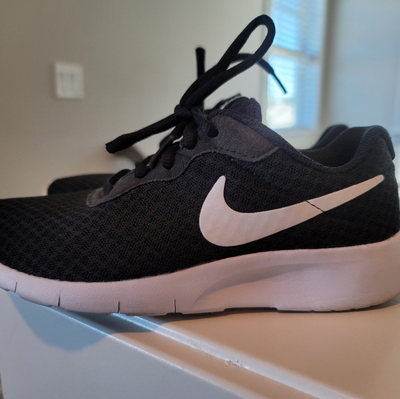Nike Tanjun Kids Sz 2y - Picture 1 of 3